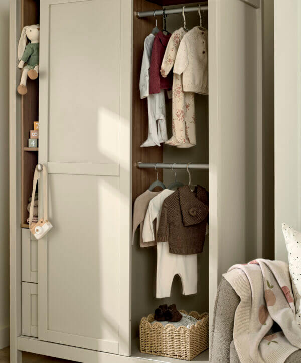 WRHLA0100_Harwell Cashmere Lifestyle_Wardrobe detail_door open__01 WRHLA0100_Harwell Cashmere Lifestyle_Wardrobe detail_door open__01