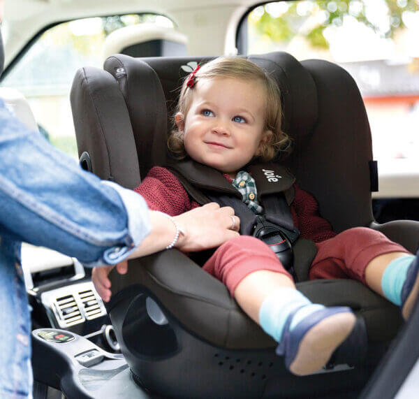 p2-joie-spinning-car-seat-ispin360-coal-toddler-smiling-in-seat_1_1 p2-joie-spinning-car-seat-ispin360-coal-toddler-smiling-in-seat_1_1