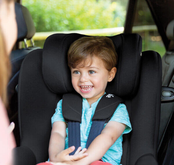 p5-joie-spinning-car-seat-ispin360-coal-toddler-smiling p5-joie-spinning-car-seat-ispin360-coal-toddler-smiling