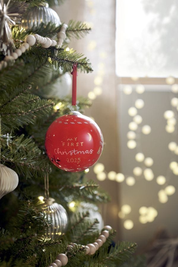 XM_Glass_Bauble__Red_Christmas__Lifestyle_Hero ()