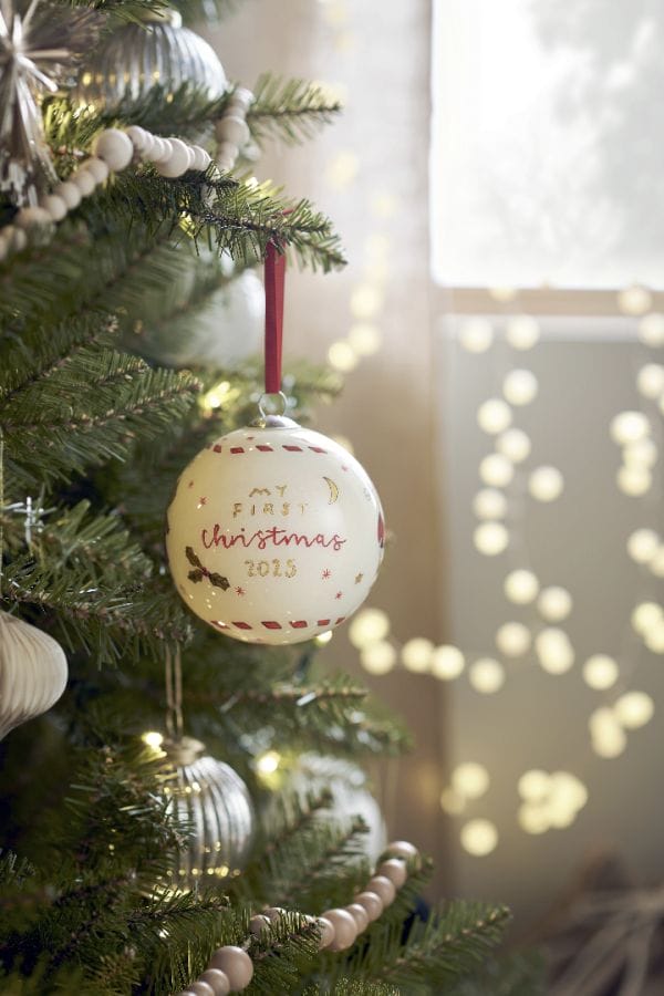 XM_Glass_Bauble__Neutral_Christmas__Lifestyle_Hero ()