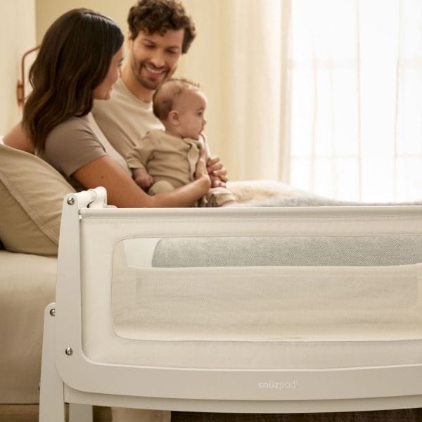 snuzpod5 bedside crib cashmere . Snüz_Snuzpod_Lifestyle_MeshWindow_Cashmere