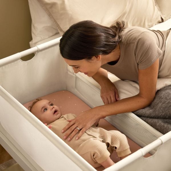 snuzpod5 bedside crib cashmere . Snüz_Snuzpod_Lifestyle_EmotiveInUse_Cashmere