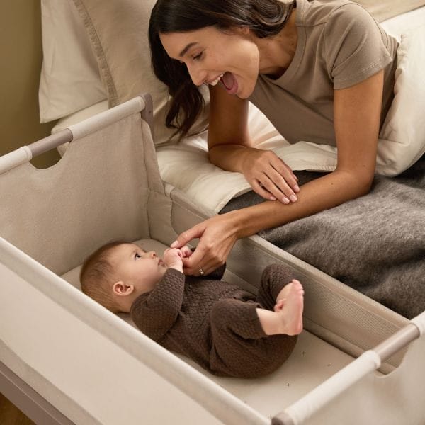 snuzpod5 bedside crib mocha . Snüz_Snuzpod_Lifestyle_EmotiveInUse_Mocha