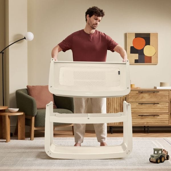 snuzpod5 bedside crib cashmere . Snüz_Snuzpod_Lifestyle_Liftoff_Cashmere