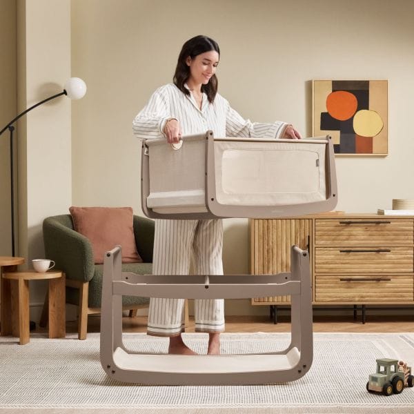 snuzpod5 bedside crib mocha . Snüz_Snuzpod_Lifestyle_Liftoff_Mocha