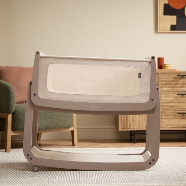 snuzpod5 bedside crib mocha . Snüz_Snuzpod_Lifestyle_Incline_Mocha